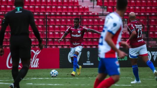 Benevenuto tenta a jogada em derrota do Fortaleza para o Estudiantes, nesta terça-feira