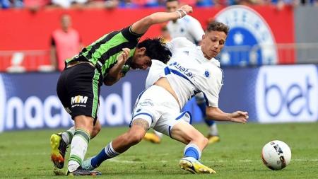 Benítez e Ian Luccas travam disputa de bola em clássico no Mané Garrincha