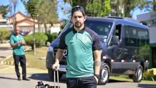 Benítez publicou imagem vestindo roupa de viagem do América, que viajou a Porto Alegre nesta quarta (21)