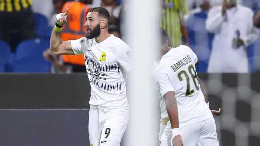 Benzema comemorando o gol em sua estreia oficial pelo Al-Ittihad