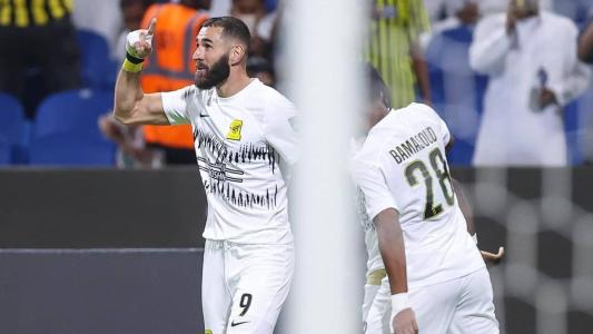 Benzema comemorando o gol em sua estreia oficial pelo Al-Ittihad