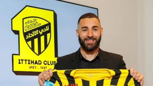 Benzema durante apresentação no Al-Ittihad