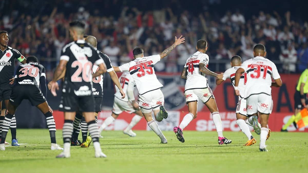 São Paulo tenta mudar padrão de saída precoce de zagueiros com Beraldo