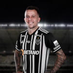 Atlético anuncia retorno do meia-atacante Bernard após 11 anos