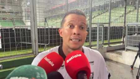 Bernard, meia-atacante do Atlético, em zona mista no Independência