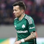 A caminho do Atlético, Bernard recebe prêmio por clube grego