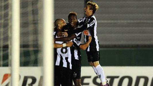 Bernard marcou três gols sobre o Arsenal de Sarandí