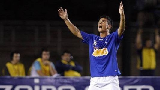 Bernardo durante partida com a camisa do Cruzeiro