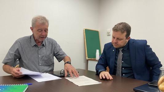 O deputado estadual Betão, do PT, e o reitor do IFMG, Rafael Bastos