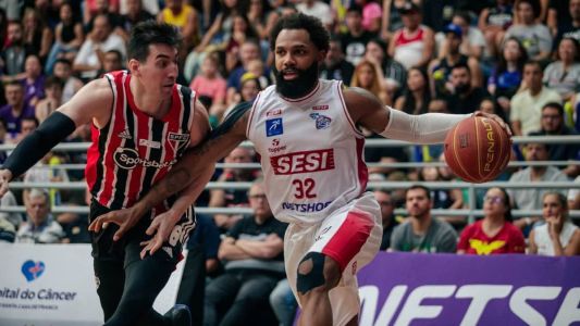 Betinho Nardi e David Jackson, alas de São Paulo e Franca, em disputa no jogo 1 das finais do NBB