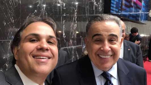 Betinho Pinto Coelho (esq.) segue a trajetória política do pai, Alberto