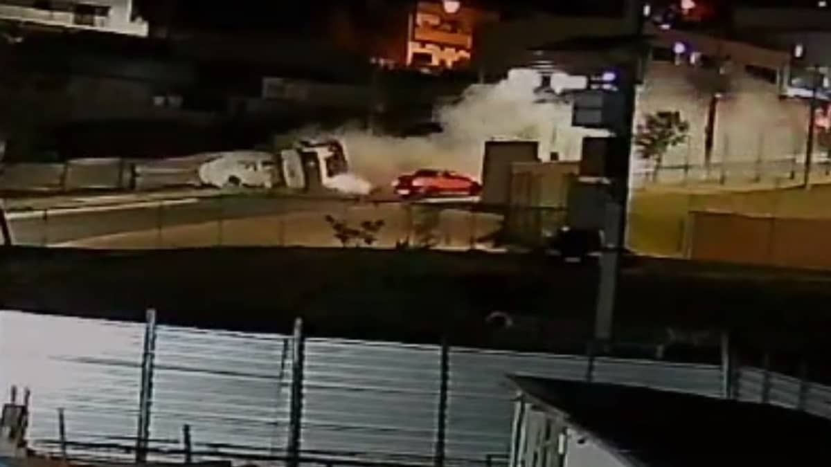 Vídeo: betoneira tomba, roda na pista e quase causa tragédia em rua da Grande BH