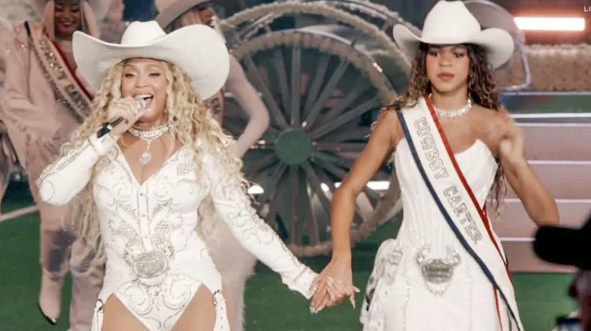 Beyoncé e Blue Ivy encantam fãs ao dançar juntas em apresentação de natal da NFL