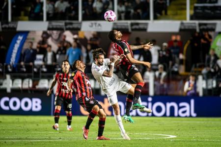 Santos perdeu para o Vitória por 1 a 0 nesta segunda-feira (20), na Vila Belmiro, pelo Brasileirão
