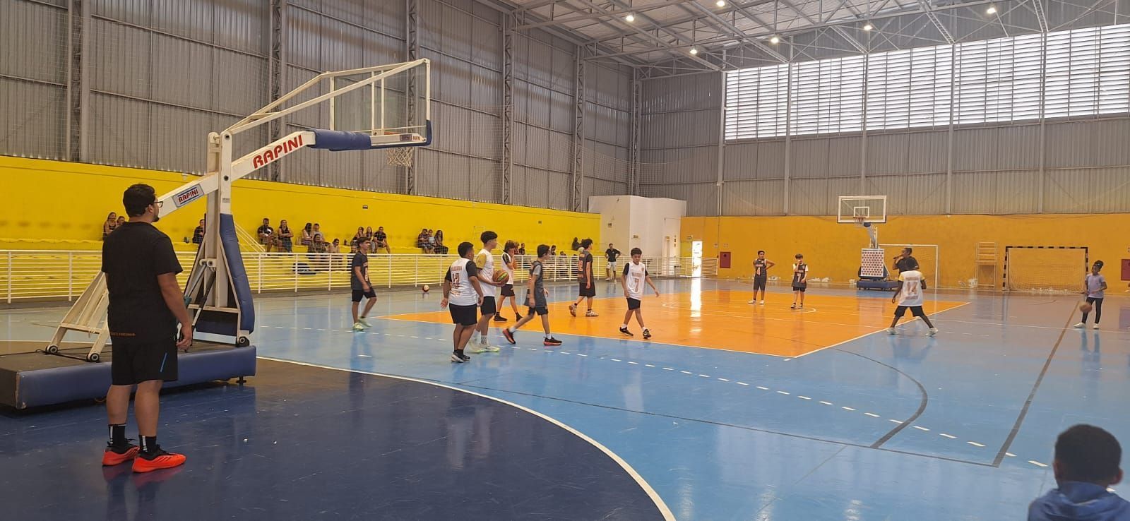 Associação Veterana de Basquete de Varginha promove Natal para crianças