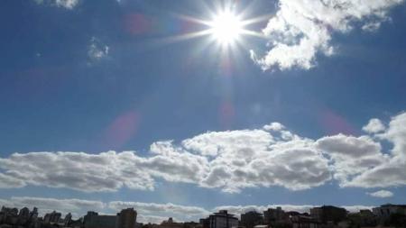Calor deve durar até quarta-feira (27), quando os termômetros podem atingir 38°C