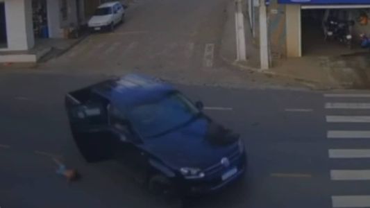 Após a queda, a criança se levanta e observa o carro se afastar