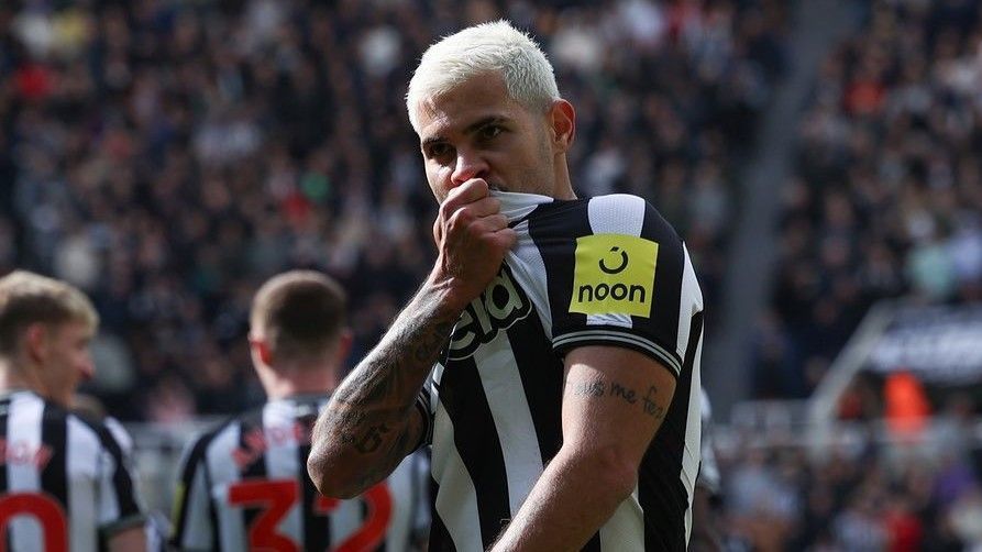 Em dia de homenagem a brasileiros, Newcastle goleia e rebaixa Sheffield no Inglês