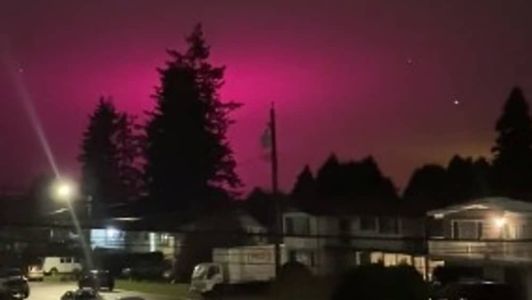 A polícia da cidade de Delta disse que estufa de maconha coloriu o céu