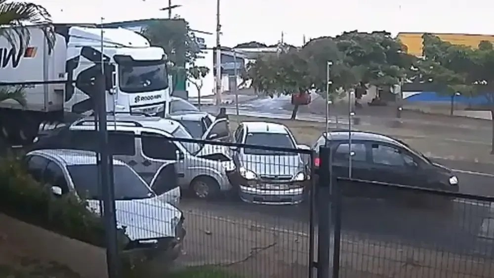 Vídeo: carreta atinge sete veículos e fere 11 pessoas em Montes Claros (MG)