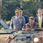 7 de Setembro: Zema chega ao desfile militar em tanque do Exército; veja fotos