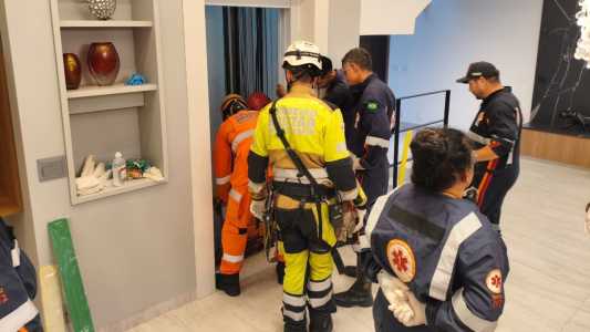Cabine de elevador despencou em perna de técnico que fazia manutenção no aparelho
