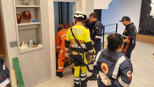Cabine de elevador despencou em perna de técnico que fazia manutenção no aparelho