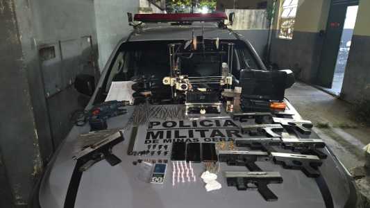 Dois indivíduos, sendo um deles faccionado ao Primeiro Comando da Capital (PCC), foram presos pela Polícia Militar, na região do Barreiro, em Belo Horizonte, na sexta-feira (16)