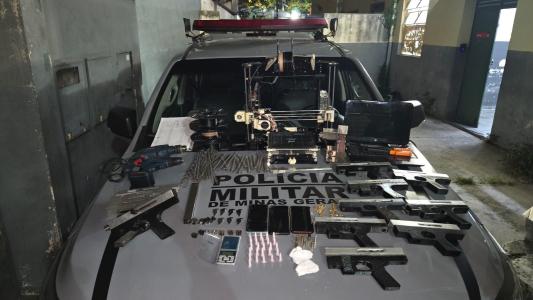 Dois indivíduos, sendo um deles faccionado ao Primeiro Comando da Capital (PCC), foram presos pela Polícia Militar, na região do Barreiro, em Belo Horizonte, na sexta-feira (16)