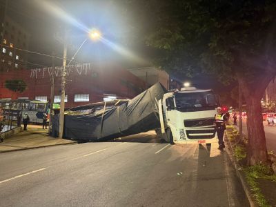 Caminhão tombou e fechar a Avenida Amazonas, em BH, parcialmente