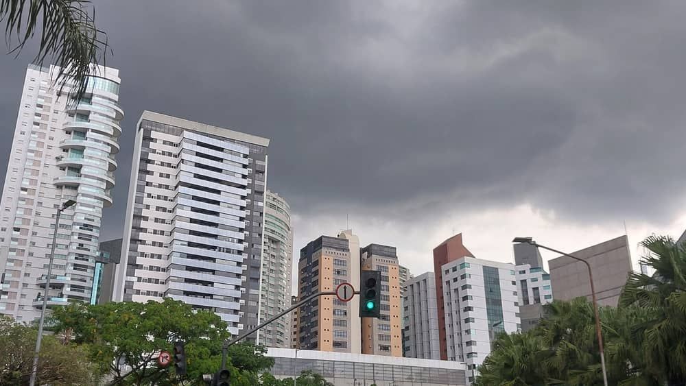 Em meio à onda de calor, BH tem previsão de temporais para a próxima semana