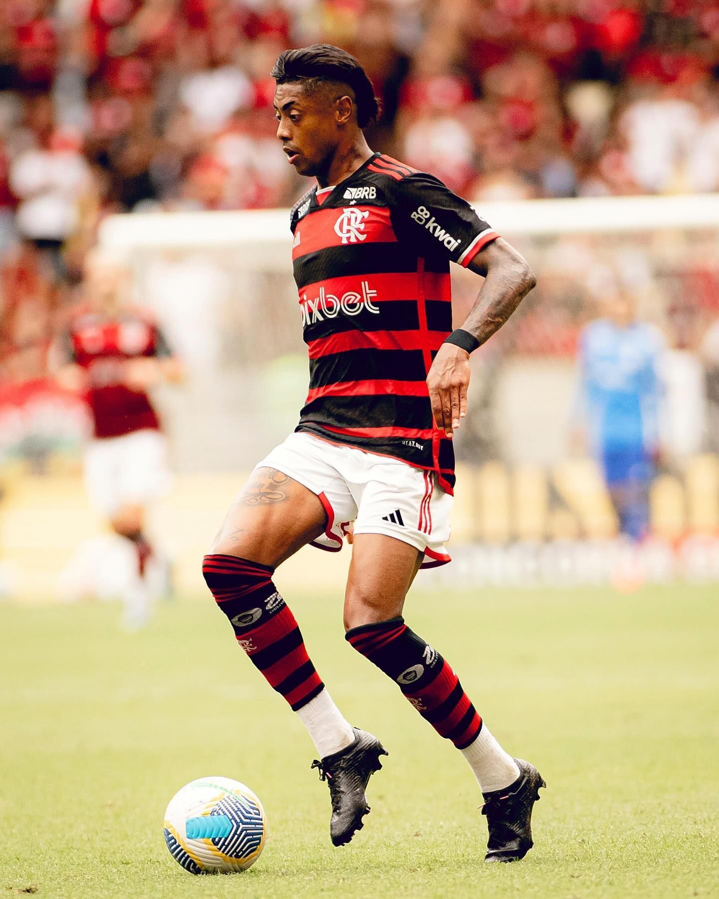 Torcida do Atlético 'invade' Instagram de irmão de Bruno Henrique e faz pedido