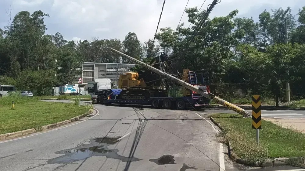 Escavadeira que era transportada por carreta derruba poste de energia em BH