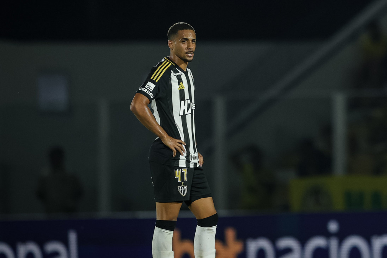 Zagueiro do Atlético, Rômulo inicia conversas com clube europeu; saiba detalhes