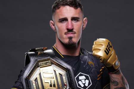Tom Aspinall com o cinturão do peso-pesado do UFC