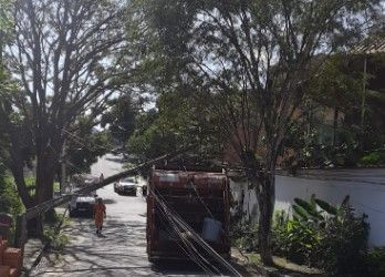 Caminhão bate e atinge poste na região Nordeste de BH