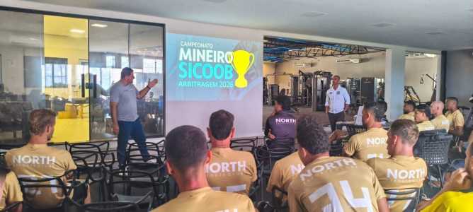 Pessoas reunidas em em palestra de futebol