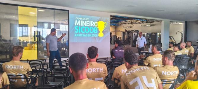 Pessoas reunidas em em palestra de futebol