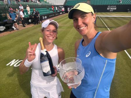 Bia Haddad e Laura Siegemund posam para 'selfie' com troféu do WTA 250 de Nottingham