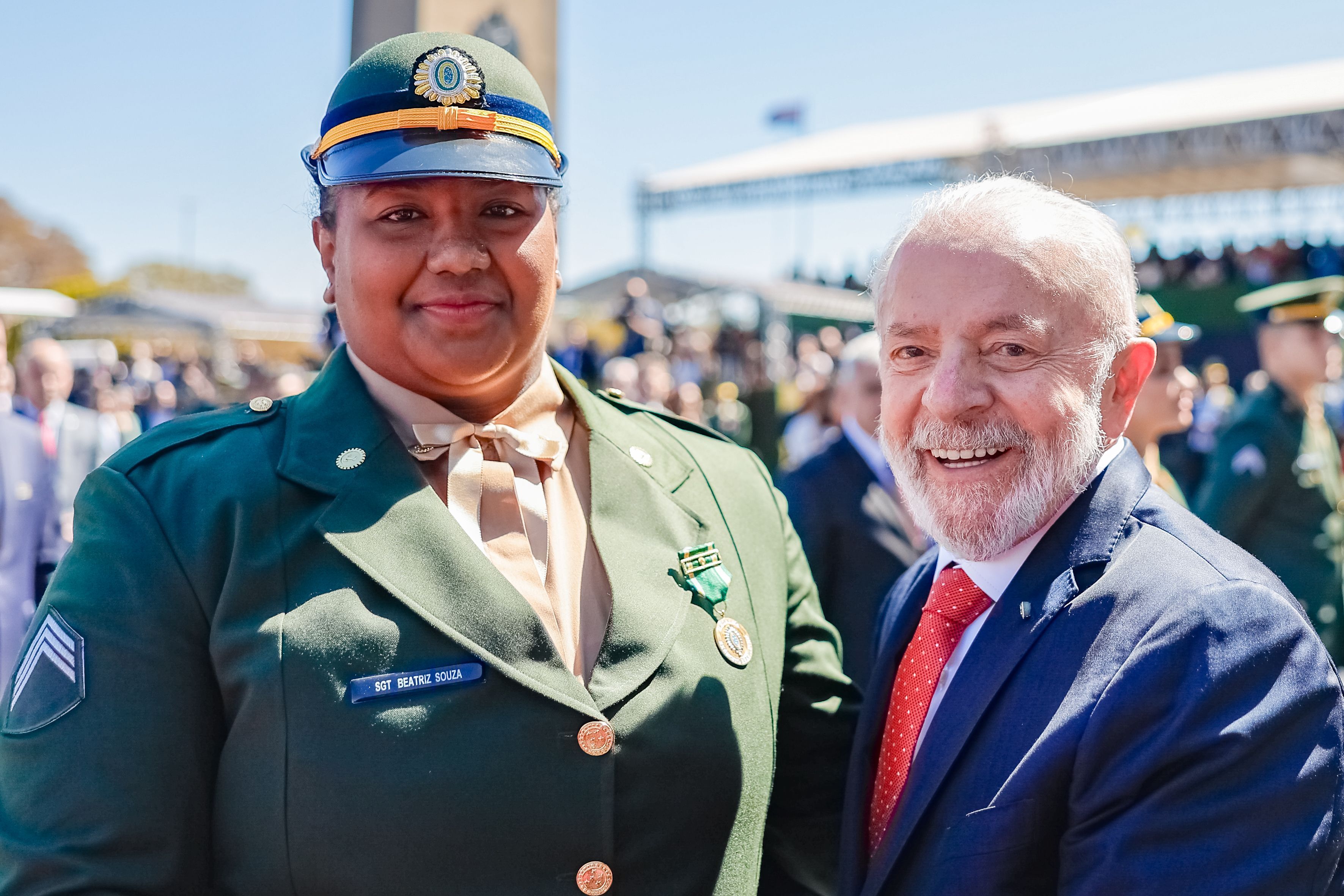 Lula condecora medalhistas olímpicos em cerimônia do Exército pelo Dia do Soldado