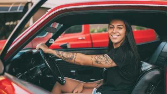 Bia Zaneratto, da Seleção Brasileira, é apaixonada por carros antigos