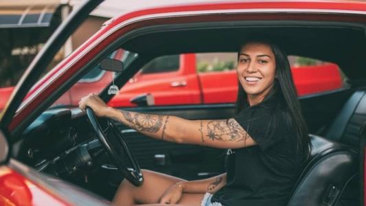 Bia Zaneratto, da Seleção Brasileira, é apaixonada por carros antigos
