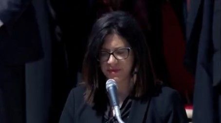 Funeral do Papa Francisco teve brasileira na oração universal, conheça Bianca Fraccalvieri