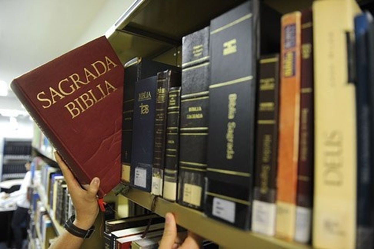 Justiça absolve acusado de furtar Bíblia, facas, taças e notebooks de igreja em BH