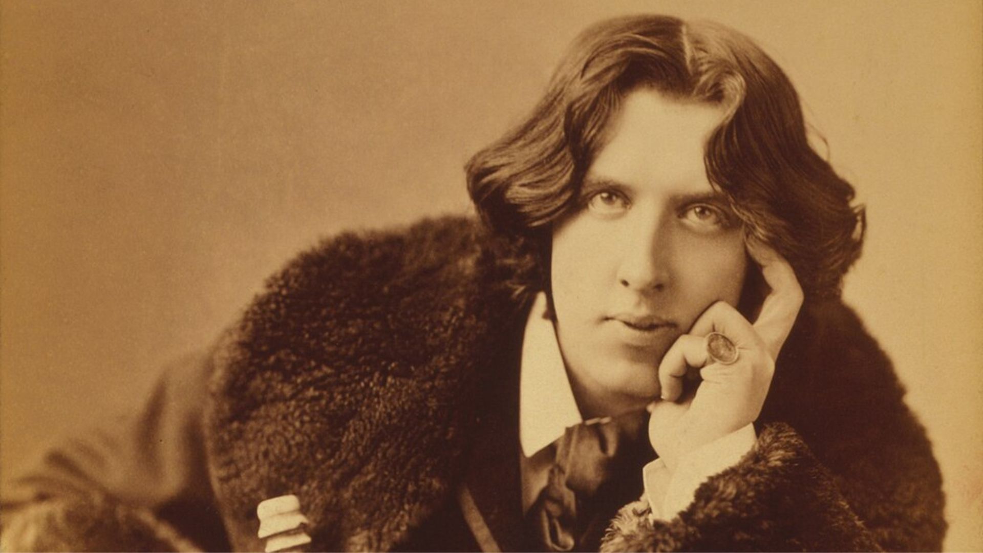 Oscar Wilde, escritor: 'Os homens sempre querem ser o primeiro amor de uma mulher. As mulheres preferem ser o último romance de um homem'