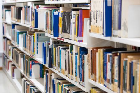 Prateleira da Biblioteca Camilo Prates, na Assembleia de Minas