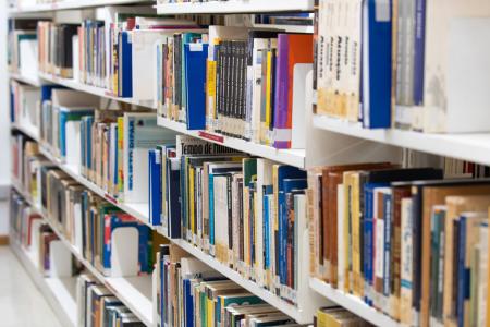 Prateleira da Biblioteca Camilo Prates, na Assembleia de Minas