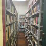 Bibliotecária Eliana Costa orienta sobre empréstimos e doações na Biblioteca de Varginha