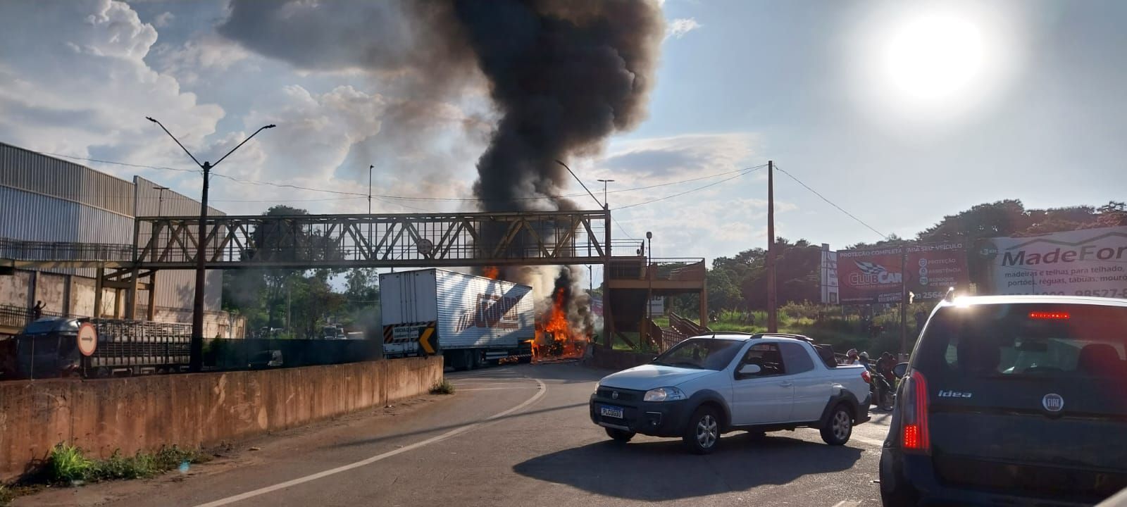 Carreta pega fogo após acidente na BR-381 e complica trânsito na saída do feriado