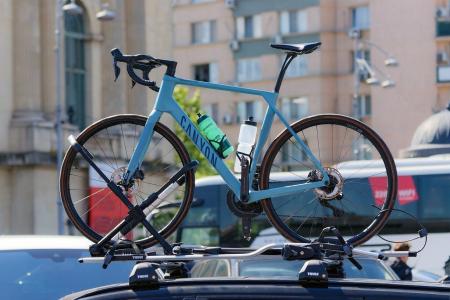 bicicleta em suporte no teto do carro